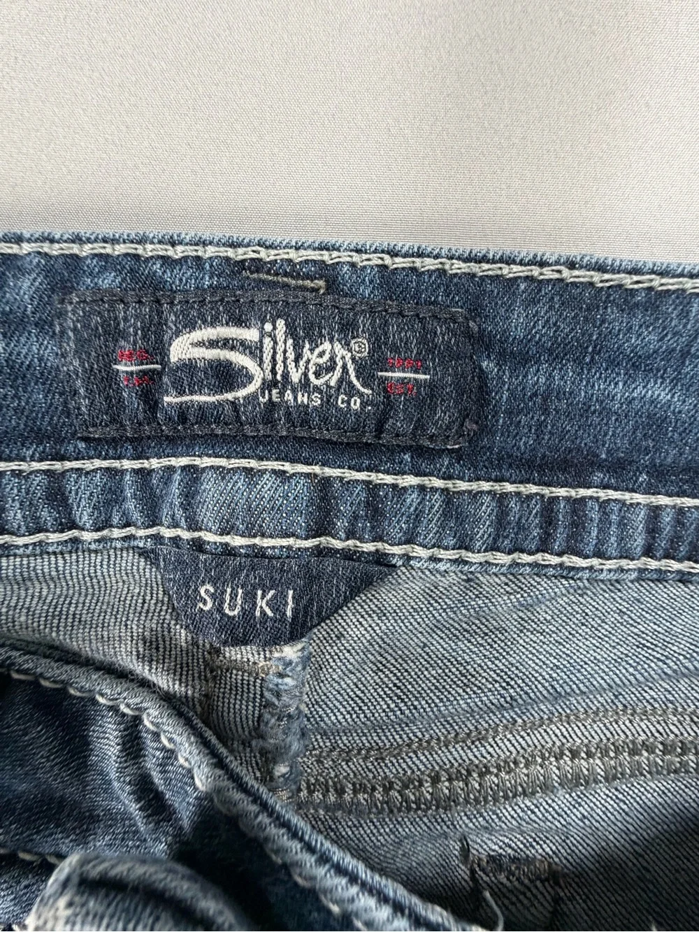 Silver Suki Crop/Capri Blue Jeans Stressed W 29/L 22 1/2 #977
